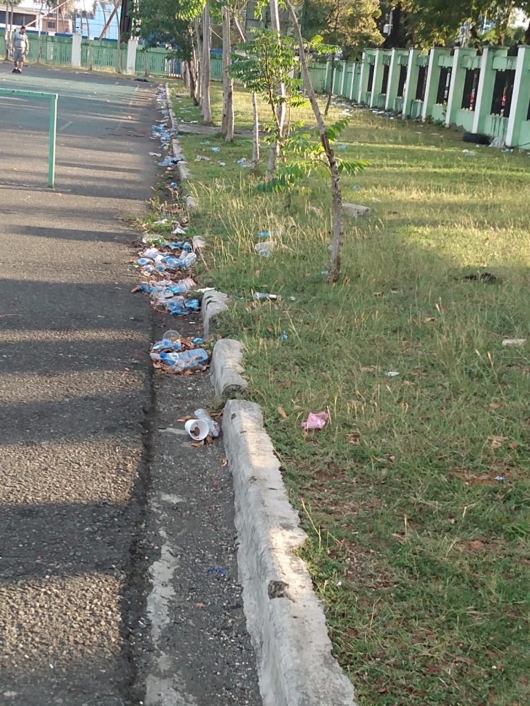 Por los parqueos del Estadio Quisqueya se ven cientos de botellitas de agua lanzadas por los ciudadanos que asisten allí a ejercitarse 