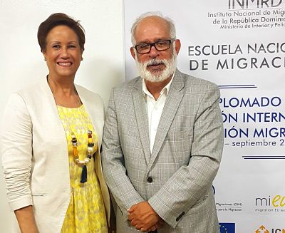 Florinda Rojas y Wilfredo Lozano en el Instituto Nacional de Migración, mientras este ultimo impartía un diplomado en materia migratoria
