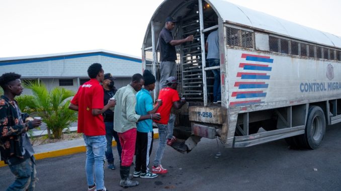 Haitianos-montandose-en-camion-de-migracion-1140x694